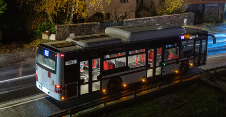  bus à l'arrêt la nuit