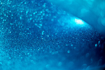 fond lumineux abstrait avec des bokeh dorés et fond lumineux abstrait avec des bokeh dorés et bleus dans l'obscurité, représentant la magie et l'illumination effets lumineux. - Noël, fêtes de fin d'an