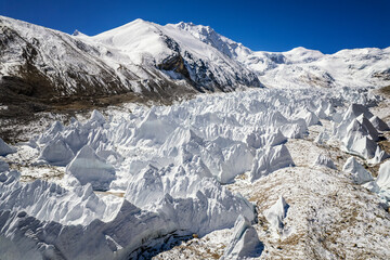 Obraz premium Mount Shishapangma and Yebokangal Ri glacier in Tibet
