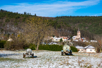 Vue sur un verger et un village en hiver, avec une légère couche de neige