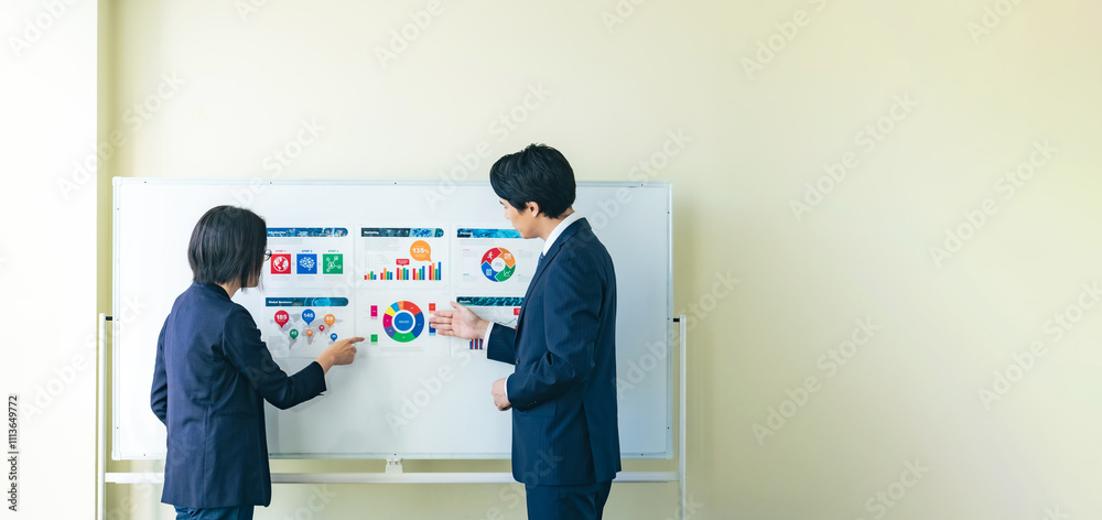 Poster 会議、ミーティング、ビジネス、プレゼン、セミナー、ディスカッション、仕事、打ち合わせ、人物、プレゼンテーション、ビジネスマン、研修、マーケティング、ビジネスパーソン、チームワーク、同僚、説明、商談、デ