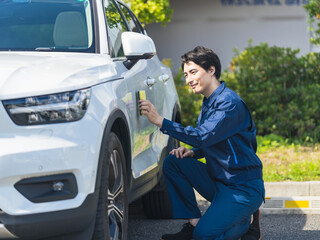 洗車、男性、自動車、車、人物、洗車場、作業員、日本人、カーワックス、カーコーティング、メンテナンス、コーティング、ワックス、スポンジ、洗う、手洗い、ムース、クルマ、ガレージ、駐車場、ガソリンスタンド、ボンネット、フロント、ドライバー、運転、ピカピカ、つや、ホワイト、白、美しい、ボディ、仕事、スタッフ、洗浄、働く、修理、整備、手作業、愛車、ドライブ、マイカー、塗装、ケア、汚れ、傷、防止、予防、笑顔、