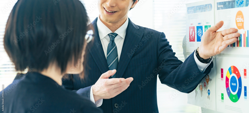 Aufkleber 会議、ミーティング、ビジネス、プレゼン、セミナー、仕事、打ち合わせ、人物、プレゼンテーション、ビジネスマン、ディスカッション、研修、マーケティング、ビジネスパーソン、チームワーク、同僚、説明、商談、データ、グラフ、書類、マネジメント、経営、戦略、ブリーフィング、講師、男性、女性、日本人、企業、オフィス、議論、ブレインストーミング、ブレスト、ホワイトボード、サポート、相談、コーチング、カウンセリング