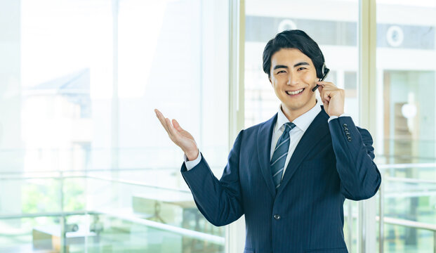 オペレーター、コールセンター、男性、ビジネスマン、ビジネス、カスタマーサポート、紹介、おすすめ、宣伝、広告、案内、ガイド、セミナー、講師、人材、ヘッドセット、テレアポ、テレフォンアポイントメント、笑顔、日本人、ビジネスパーソン、通話、サポート、電話、オフィス、通販、問い合わせ、サービス、企業、窓口、受付、スクール、レッスン、レクチャー、先生、教師、マーケティング、コンサル、アドバイザー、仕事、営業