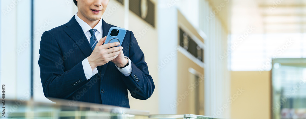 Poster スマホ、スマートフォン、ビジネスマン、男性、ビジネス、アプリ、メール、SNS、動画、笑顔、ビジネスパーソン、オフィス、ロビー、検索、予約、クーポン、ポイント、キャンペーン、セール、ブラックフライデー、ネットショッピング、ECサイト、オークション、フリマ、ポジティブ、仕事、クラウド、IoT、IT、DX、デジタル、データ、投稿、メッセージ、営業、スーツ、転職、紹介、マッチング、サイト、オンライン、we