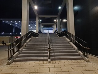 Treppen zur Bahnstation Storkower Strasse in Berlin (w&auml;hrend der Abendstunde)