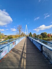 die Brücke ''am Katzengrabensteig'' mit wundervollem, blauen Wolkenhimmel, in Berlin Köpenick
