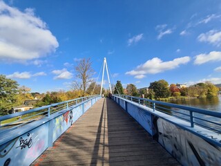 die Brücke ''am Katzengrabensteig'' mit wundervollem, blauen Wolkenhimmel, in Berlin Köpenick