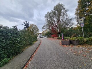 ein Gehweg im Herbst in Berlin Johannisthal