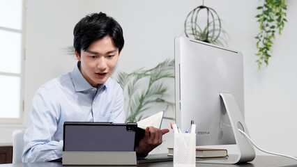 資料を調べてトラブルを解決する男性