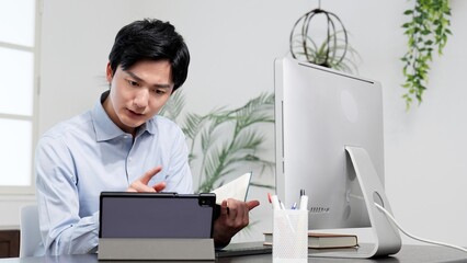 資料を調べてトラブルを解決する男性