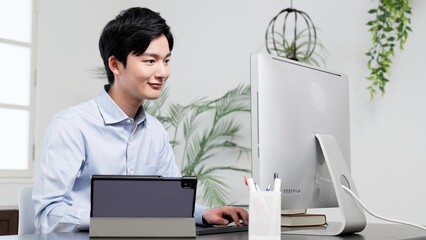 快適にパソコン作業をする男性
