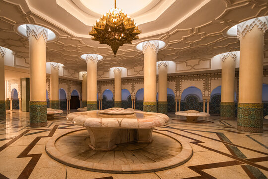 Casablanca, Maroc - 22 octobre 2024 : Salle des ablutions de la Mosqu&eacute;e Hassan 2 &agrave; Casablanca au Maroc.	