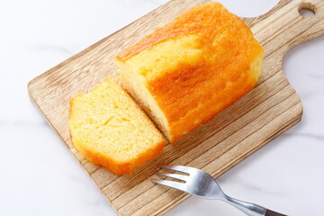 焼きたてでおいしそうなパウンドケーキでおやつの時間
