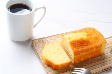 ふんわりしたパウンドケーキと淹れたてのコーヒーで、おやつの時間
