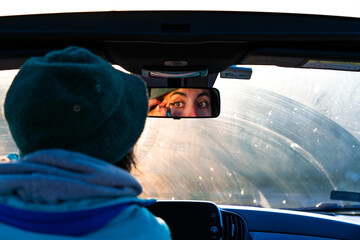 Chica maquillándose en el Coche (Portugal, Lisboa) © Cosadedos 