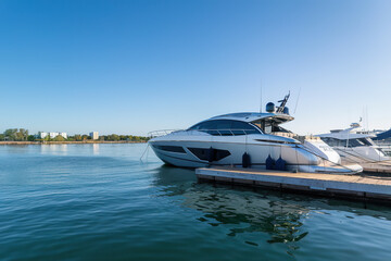Embarcaci&oacute;n deportiva amarrada en un puerto. Generado con IA