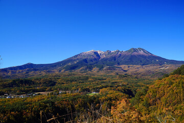秋の開田高原　九蔵峠から眺めた御嶽山と紅葉