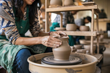 Mujer alfarera trabajando en su taller. Generado con IA