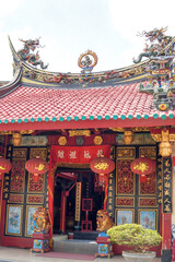 Obraz premium Entrance door of a klenteng, a place of worship for Confucianists, with dragon snake ornaments.