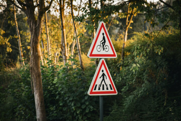 Panneau attention cycliste, attention piéton, à l'intersection avec une voie de mobilité douce