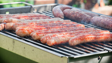 Fränkische Bratwürste auf Holzkohle gegrillt - BBQ Party im Sommer