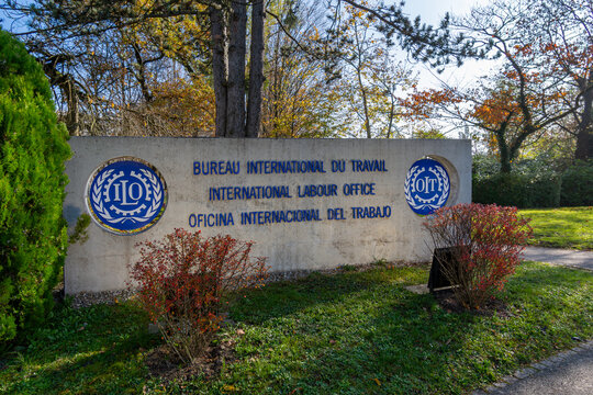 Gen&egrave;ve, Suisse - 16 novembre 2024: Enseigne &agrave; l'entr&eacute;e du si&egrave;ge de l'Organisation internationale du travail (OIT ou ILO), agence sp&eacute;cialis&eacute;e de l'ONU charg&eacute;e des normes internationales du travail