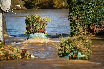Inondations 2024 dans le Pas-de-Calais : l'Aa emporte et détruit des ballots de foin