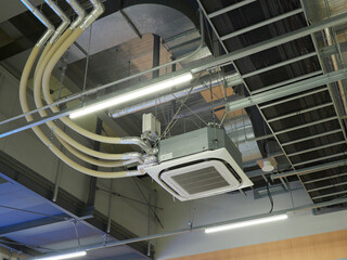 空港のロビーの空調用の配管施設の様子