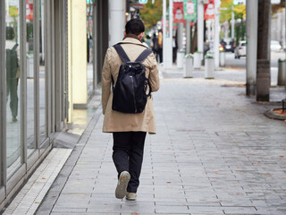 冬の朝のビジネス街で歩く通勤の人々の姿