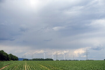 Windkraftanlagen und Strommasten