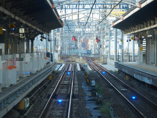 冬の朝の名古屋駅の電車とホームの風景