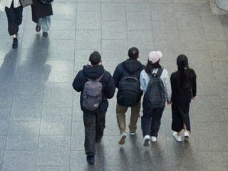 Obraz premium 冬の朝の街の繁華街で歩く人々の姿