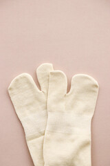 足袋の形をした綿の白い靴下（縦画像）