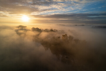Lever de soleil sous la brume
