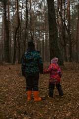 Two lost children in jackets and rubber boots hold on to mysterious autumn forests, in search of an exit. Bret and his sister were lost in the forest and wandered in circles in search of help.