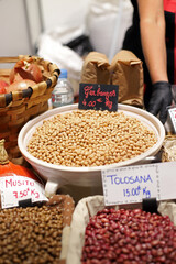 garbanzos ecológicos en la tienda del mercado para comprar a granel