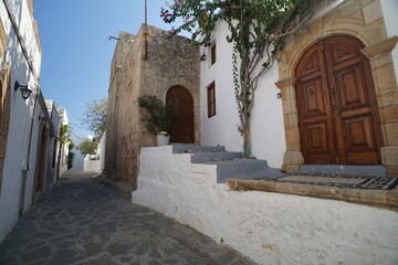 Naklejka premium whitewashed houses in the narrow streets of Lindos