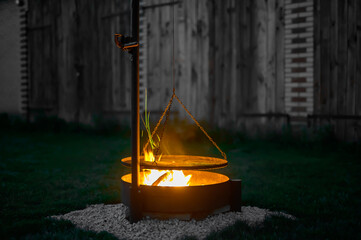 Obozowe ognisko w kontrolowanym środowisku, bezpieczne metalowe palenisko © Paweł Kacperek