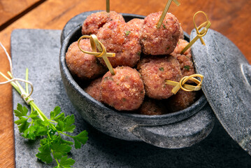Piatto di polpette di manzo fritte, antipasti italiani, gastronomia europea 