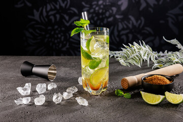 Cocktail eiskalt im Glas mit crushed ice