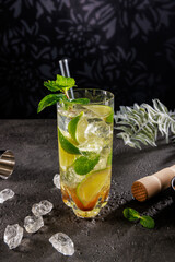 Cocktail eiskalt im Glas mit crushed ice
