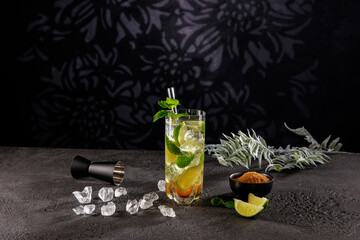Cocktail eiskalt im Glas mit crushed ice