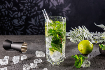 Cocktail eiskalt im Glas mit crushed ice