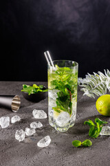Cocktail eiskalt im Glas mit crushed ice