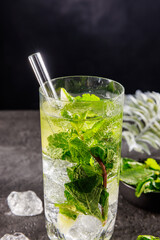 Cocktail eiskalt im Glas mit crushed ice