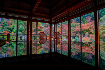 環境芸術の森の風遊山荘の紅葉の風景（唐津市）