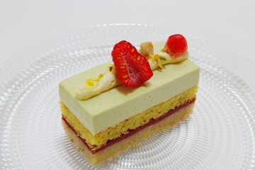 ピスタチオとフランボワーズのケーキ