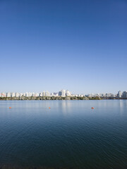 Obraz premium panorama view of the river, Yeouido Hangang River Park, in Seoul, Korea, with a broad bridge, and a cityscape in the backdrop 