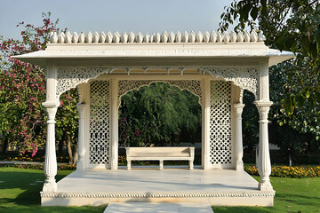 Pergola with refined design, blending minimalist style and outdoor charm.